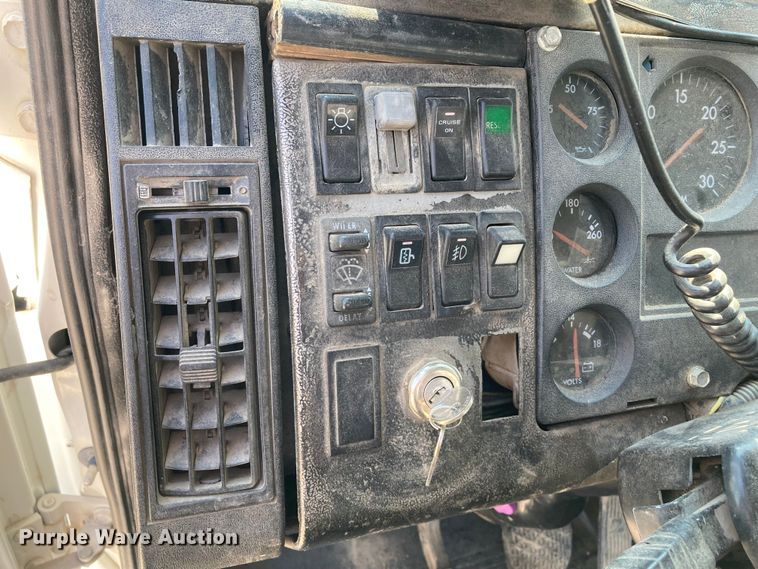 image for item HN9825 2000 Freightliner FL70  utility / service truck