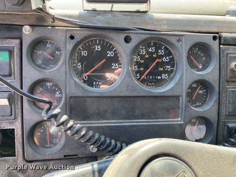 image for item HN9825 2000 Freightliner FL70  utility / service truck