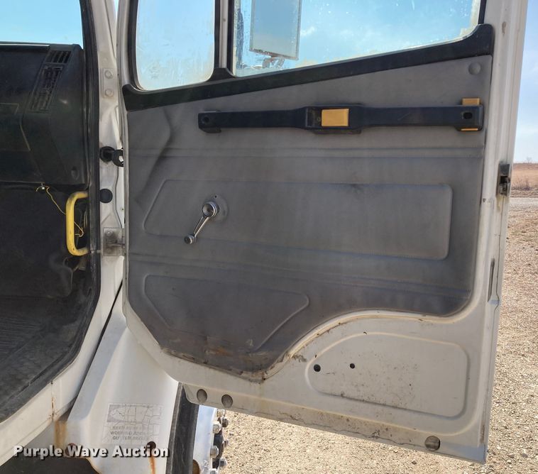 image for item HN9825 2000 Freightliner FL70  utility / service truck