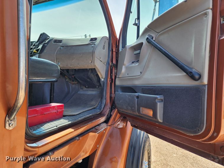 image for item IL9098 2005 Sterling L9500  dump truck