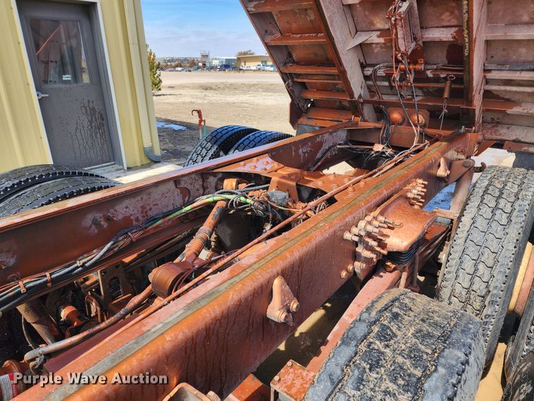 image for item IL9098 2005 Sterling L9500  dump truck