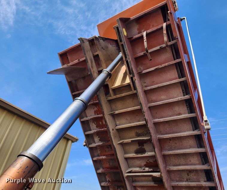 image for item IL9098 2005 Sterling L9500  dump truck