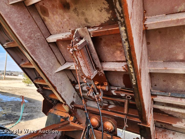 image for item IL9098 2005 Sterling L9500  dump truck