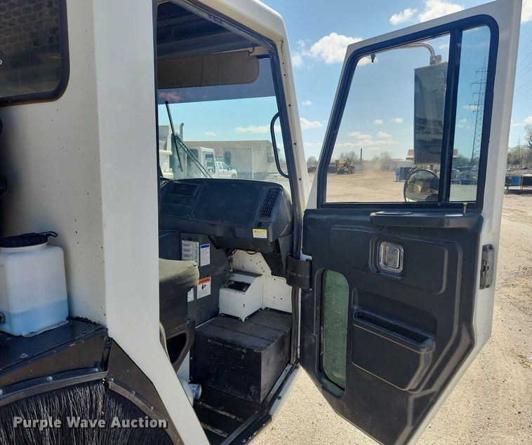 image for item JB9566 2007 Crane Carrier Low Entry  dump truck