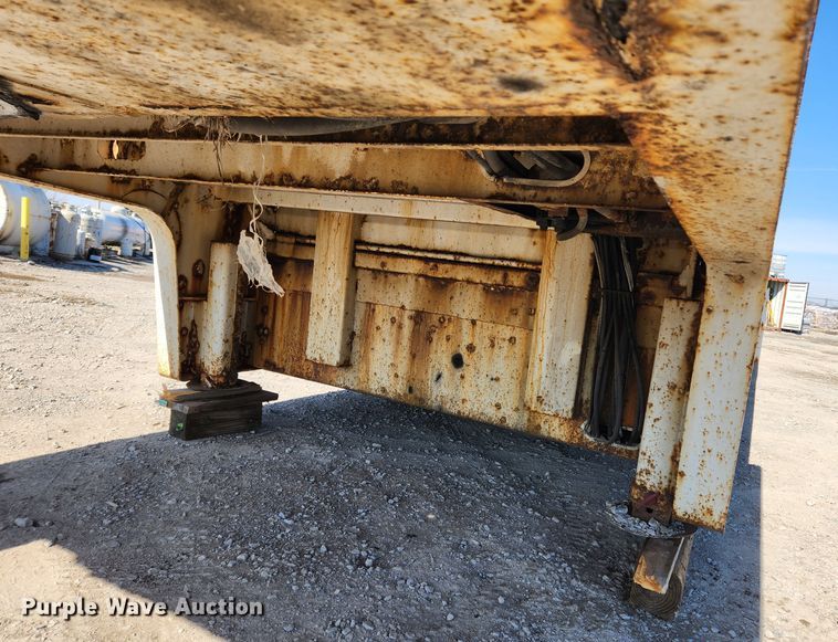 image for item JB9609 2000 Trail King TK70HT-482  drop deck equipment trailer