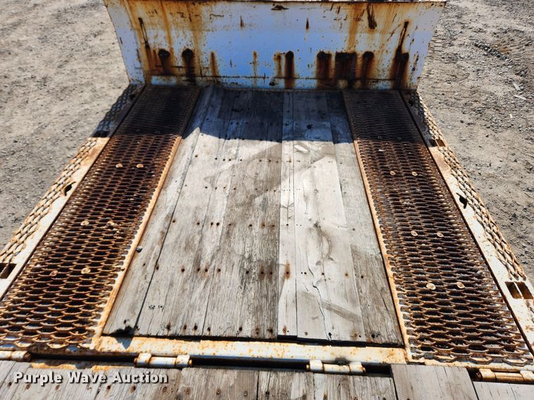 image for item JB9609 2000 Trail King TK70HT-482  drop deck equipment trailer