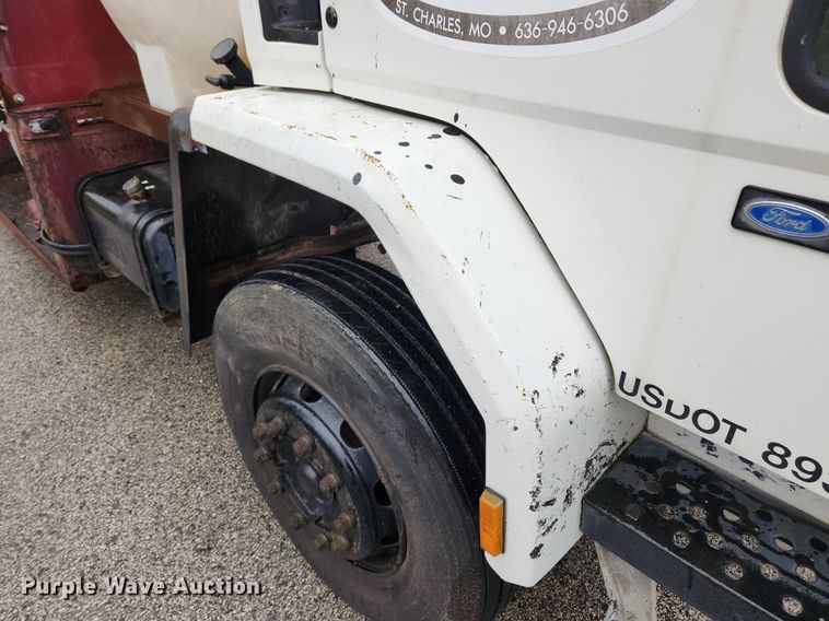 image for item JB9700 1987 Ford CF7000  seal coat truck