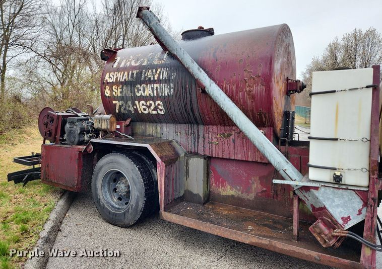 image for item JB9700 1987 Ford CF7000  seal coat truck