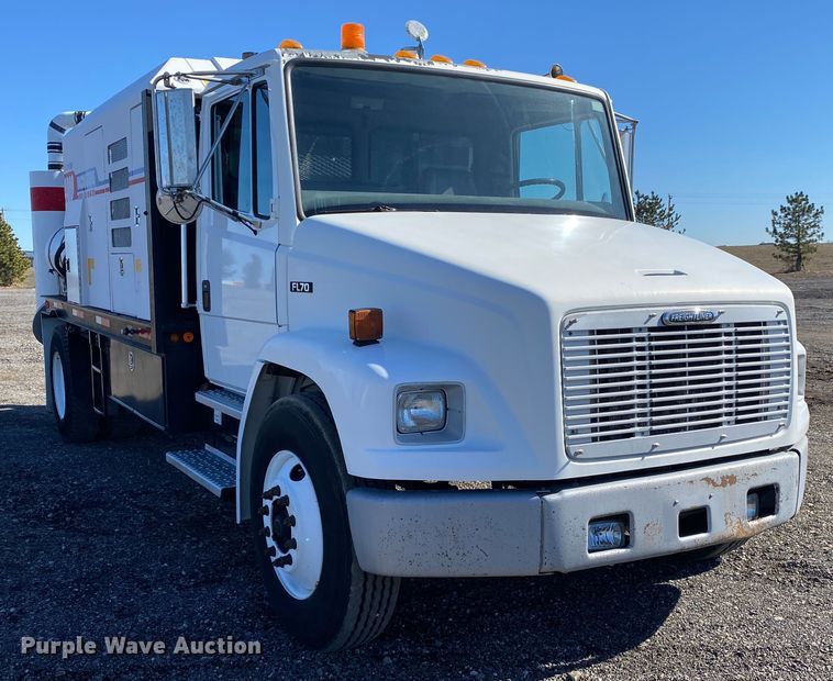 image for item JW9175 2003 Freightliner FL70  vacuum truck