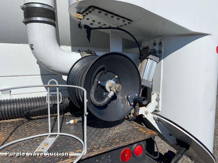 image for item JW9175 2003 Freightliner FL70  vacuum truck