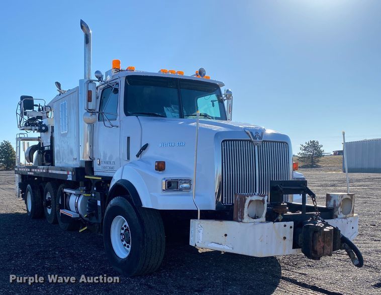 image for item JW9198 2002 Western Star 4900  crane truck