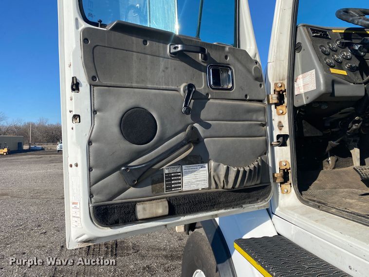 image for item JW9198 2002 Western Star 4900  crane truck