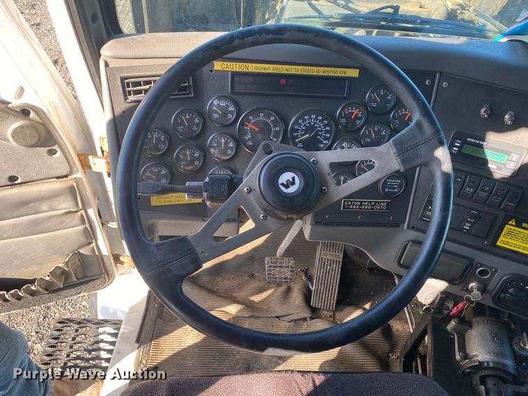 image for item JW9198 2002 Western Star 4900  crane truck