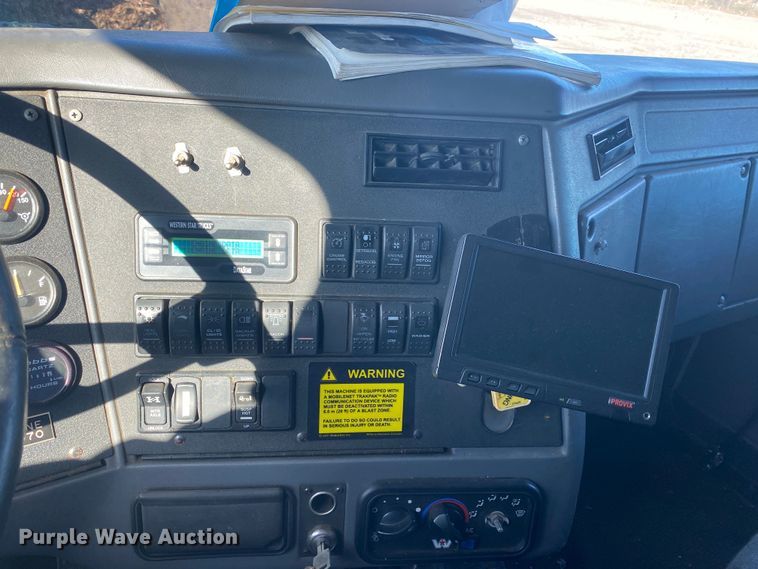 image for item JW9198 2002 Western Star 4900  crane truck