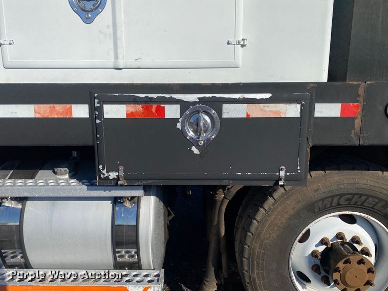 image for item JW9198 2002 Western Star 4900  crane truck