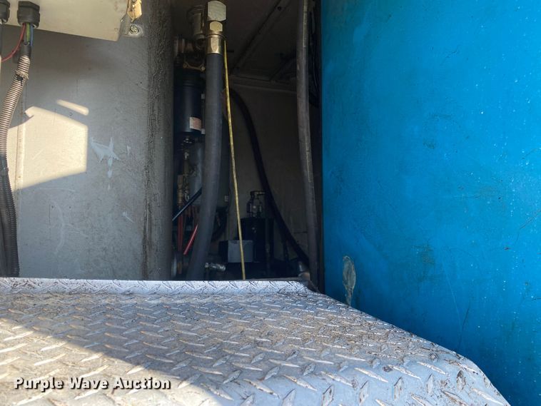 image for item JW9198 2002 Western Star 4900  crane truck