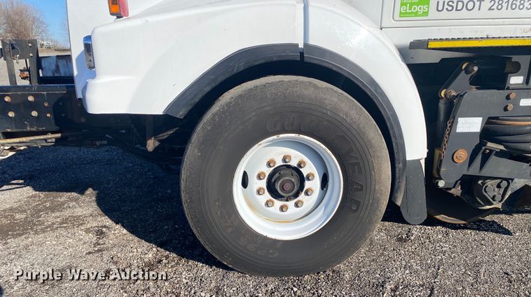 image for item JW9198 2002 Western Star 4900  crane truck