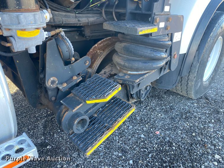 image for item JW9198 2002 Western Star 4900  crane truck