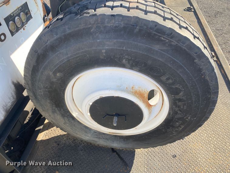 image for item JW9198 2002 Western Star 4900  crane truck