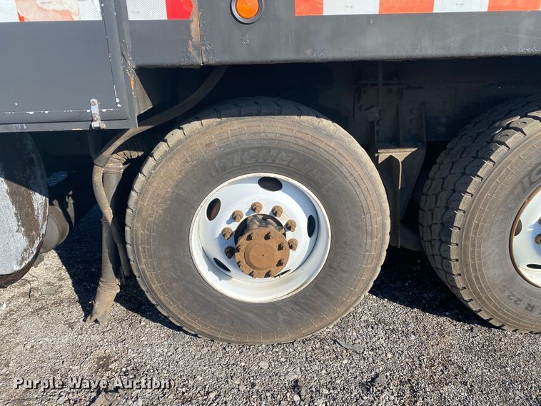 image for item JW9198 2002 Western Star 4900  crane truck