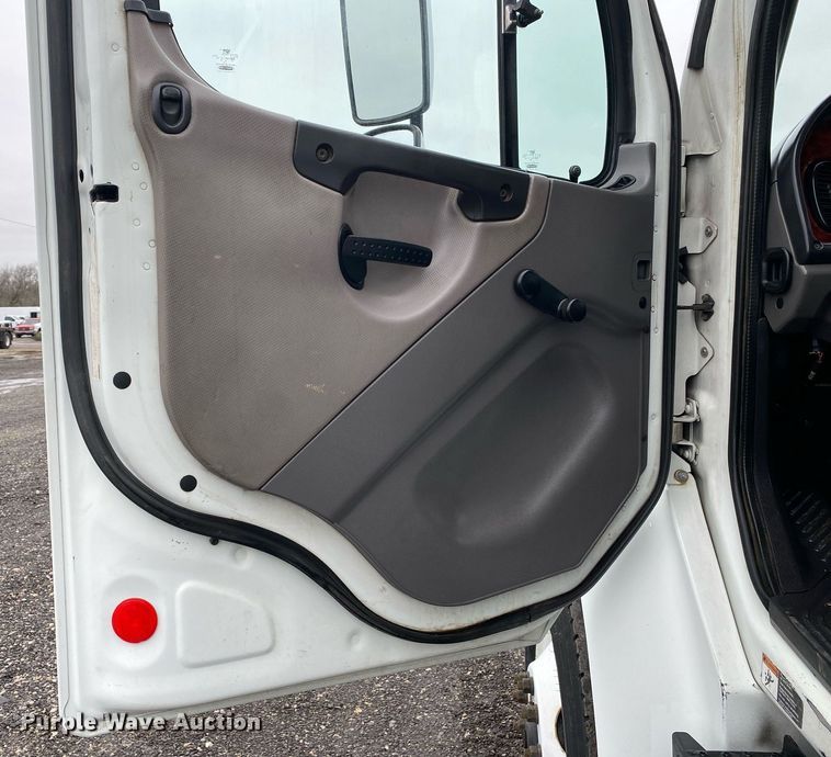 image for item KB9517 2013 Freightliner Business Class M2  utility / service truck