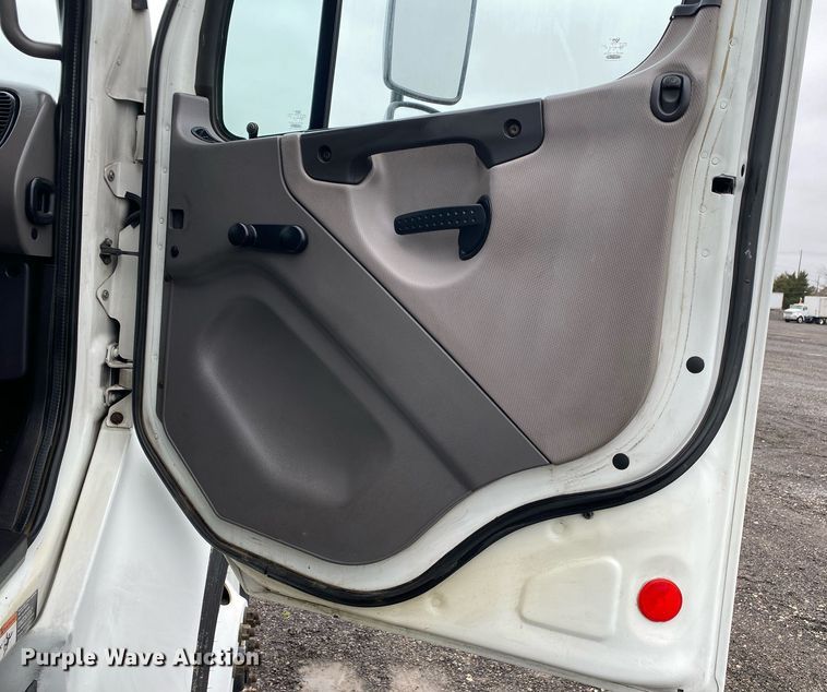 image for item KB9517 2013 Freightliner Business Class M2  utility / service truck