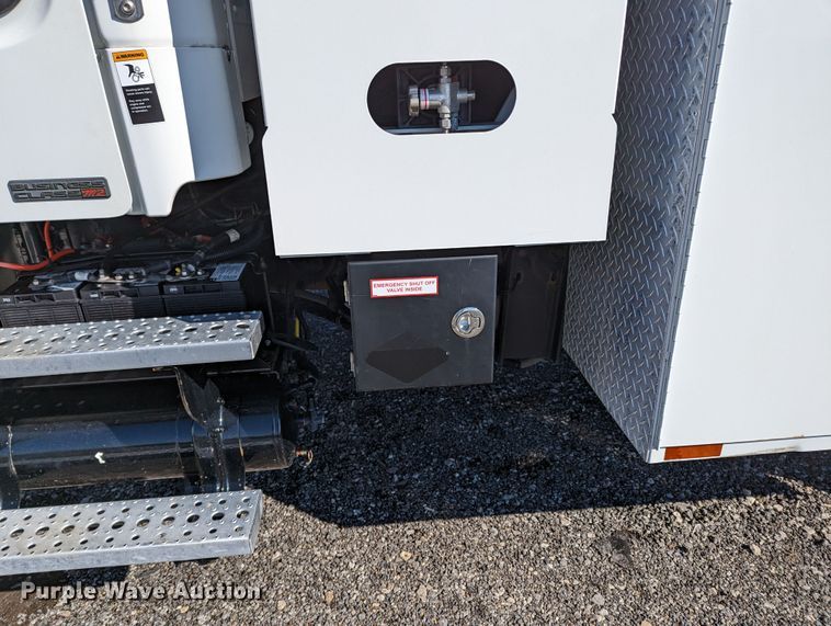 image for item KB9544 2015 Freightliner M2  utility / service truck