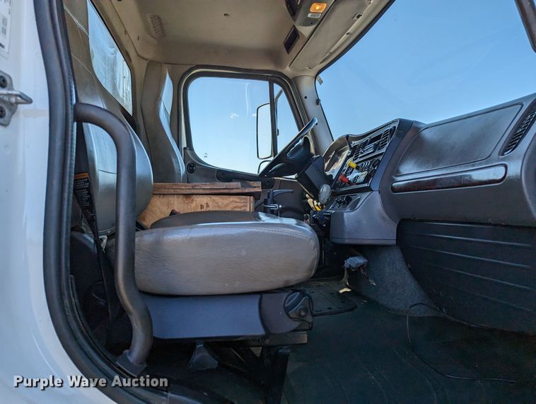 image for item KB9544 2015 Freightliner M2  utility / service truck