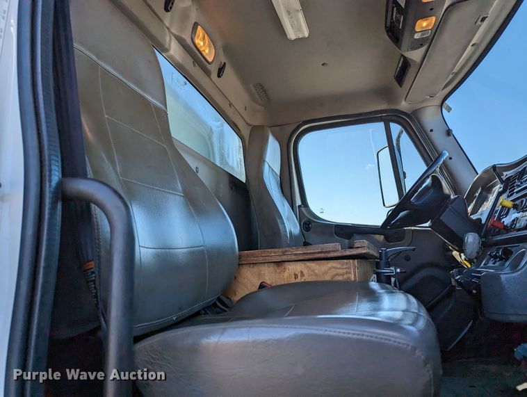 image for item KB9544 2015 Freightliner M2  utility / service truck