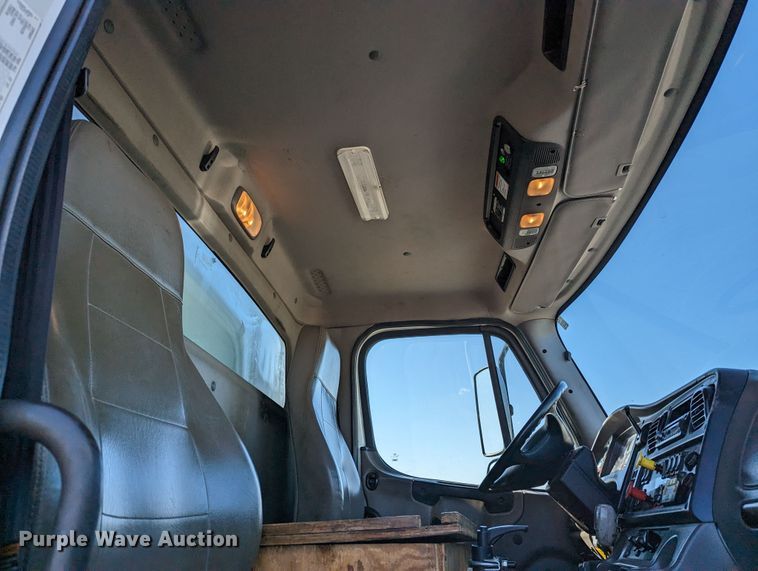 image for item KB9544 2015 Freightliner M2  utility / service truck