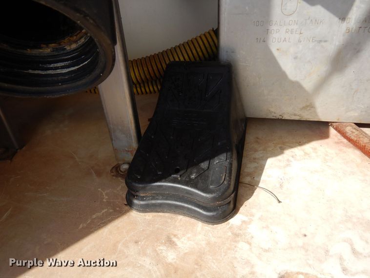 image for item KU9859 2007 Mitsubishi Fuso FE140  sprayer truck