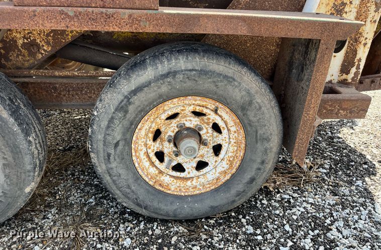 image for item LA9851 vacuum trailer