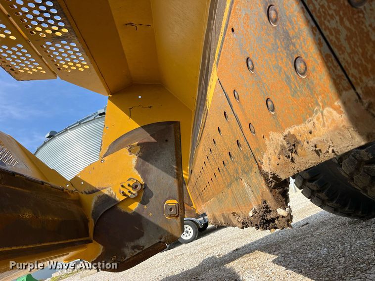 image for item LA9861 2019 John Deere 1812DC  scraper