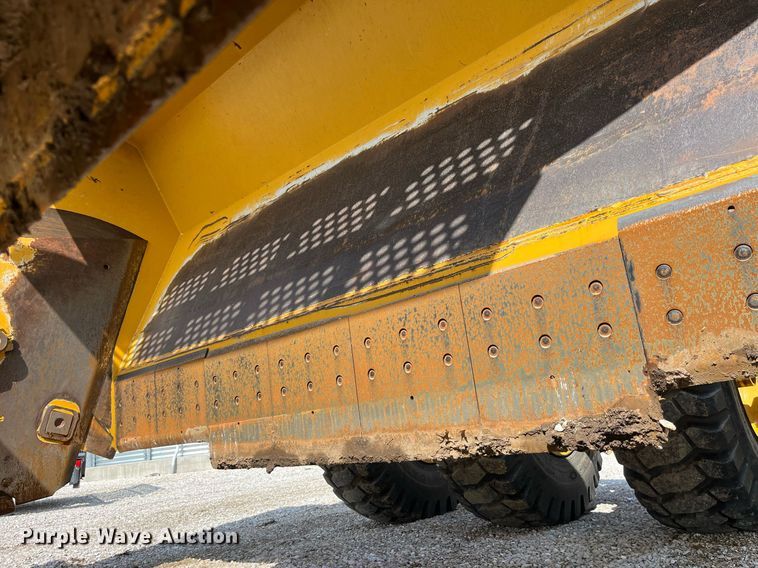 image for item LA9861 2019 John Deere 1812DC  scraper