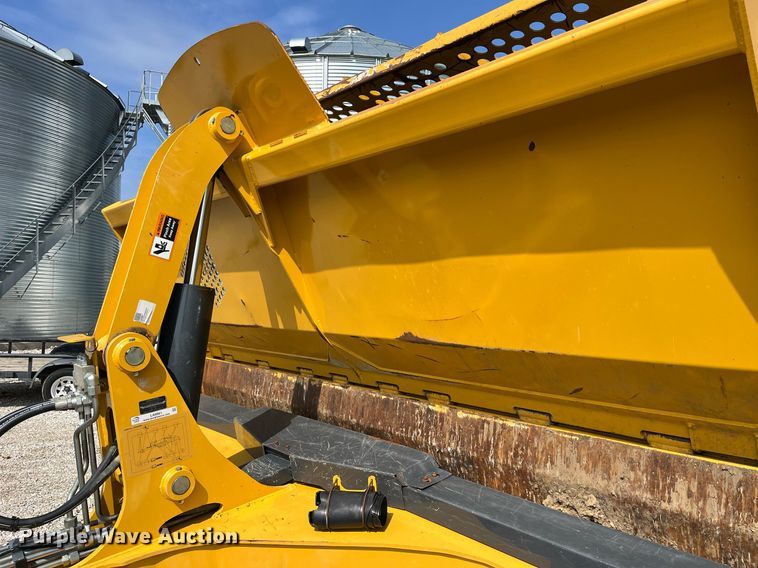 image for item LA9861 2019 John Deere 1812DC  scraper