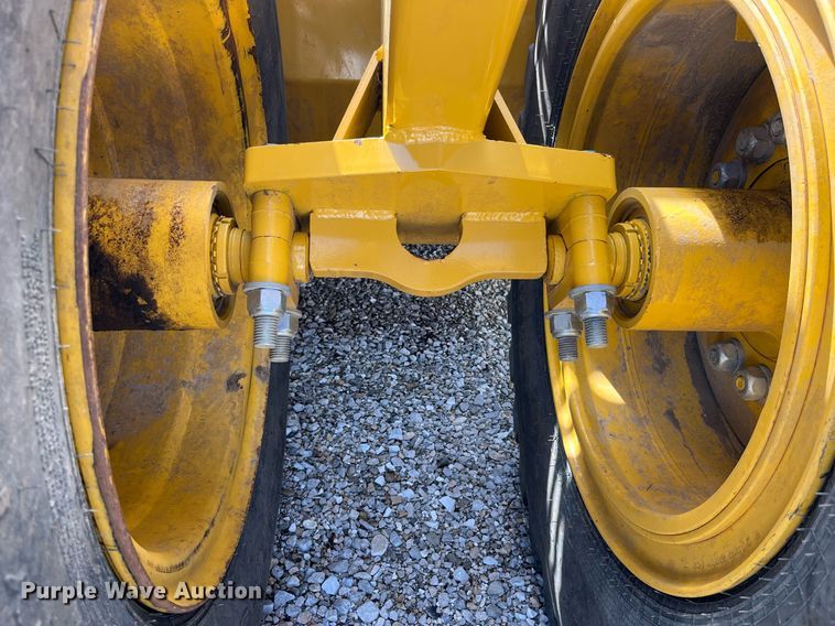 image for item LA9861 2019 John Deere 1812DC  scraper