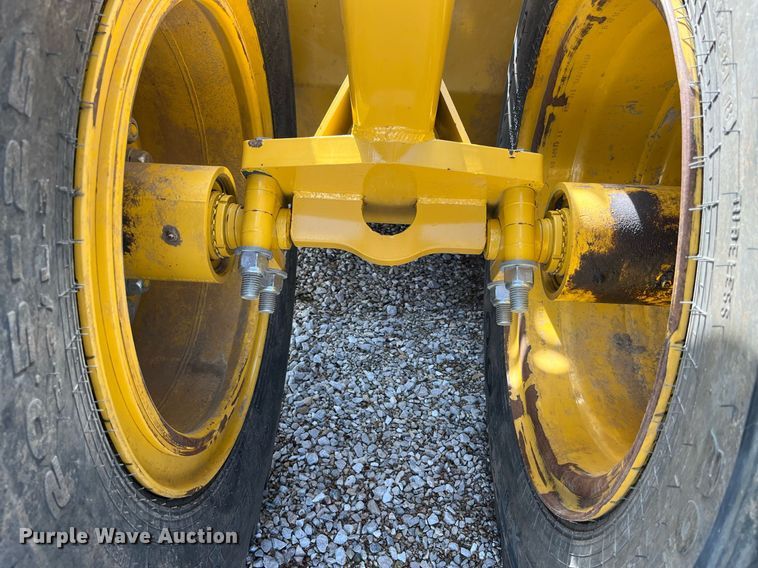 image for item LA9861 2019 John Deere 1812DC  scraper