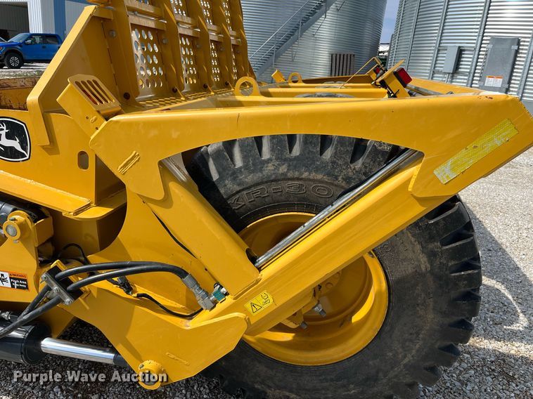 image for item LA9861 2019 John Deere 1812DC  scraper