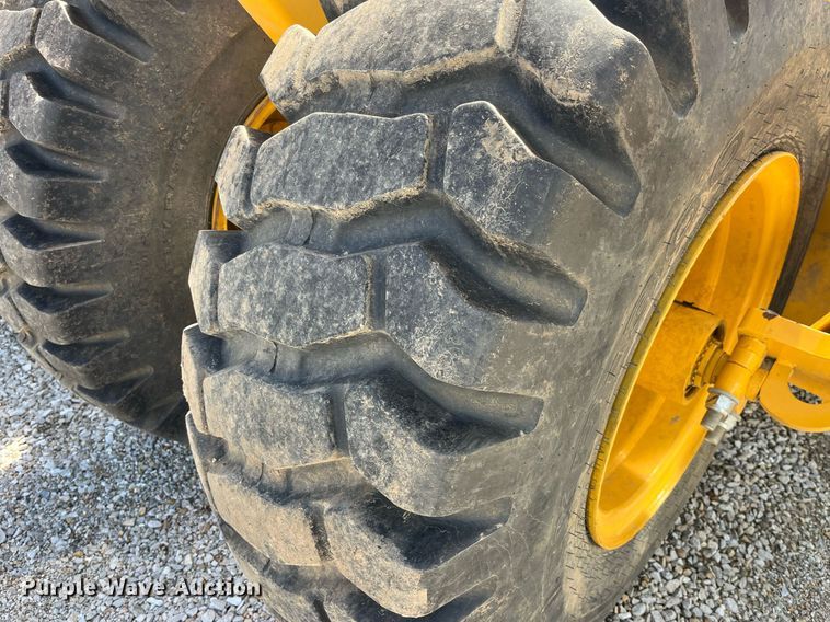 image for item LA9861 2019 John Deere 1812DC  scraper