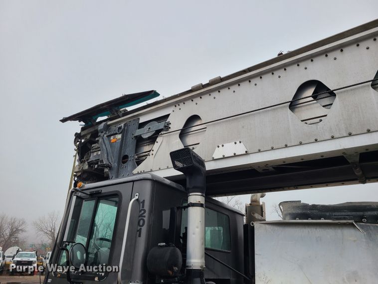 image for item LH9956 2007 Mack MR688S  material conveyor truck