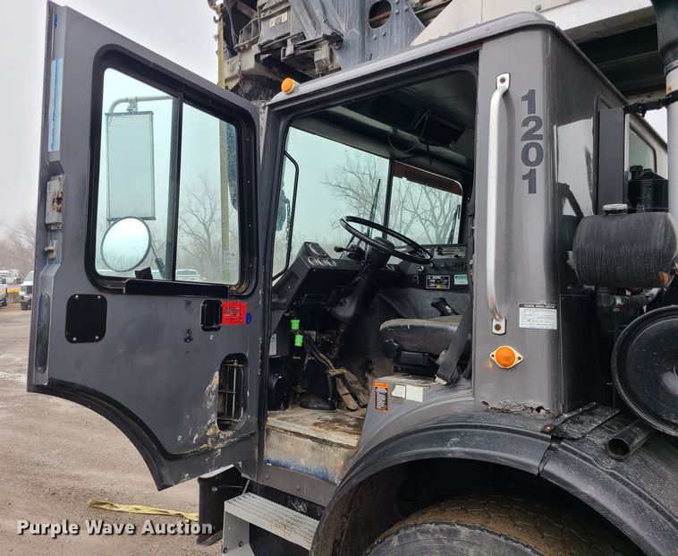 image for item LH9956 2007 Mack MR688S  material conveyor truck