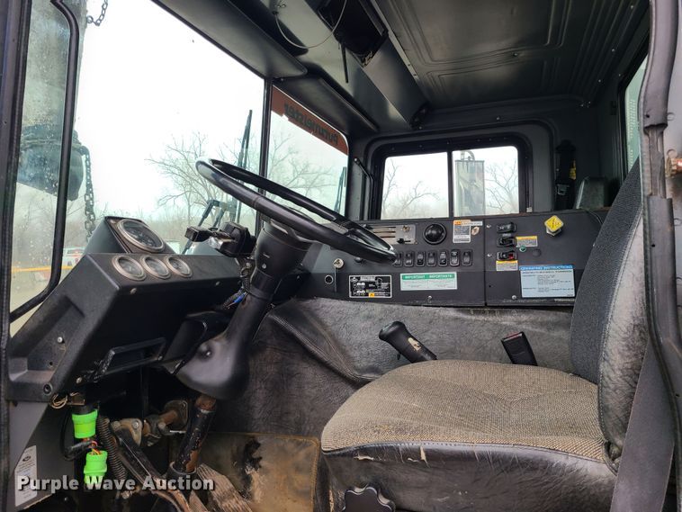 image for item LH9956 2007 Mack MR688S  material conveyor truck