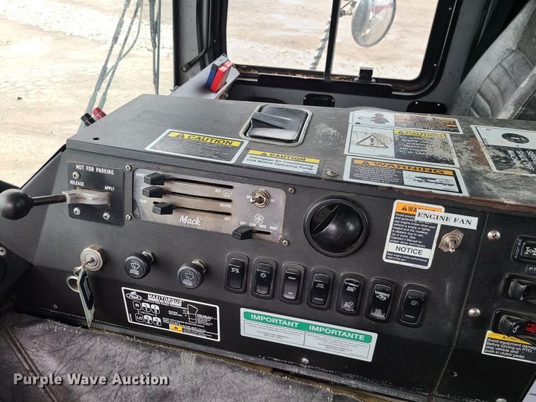 image for item LH9956 2007 Mack MR688S  material conveyor truck