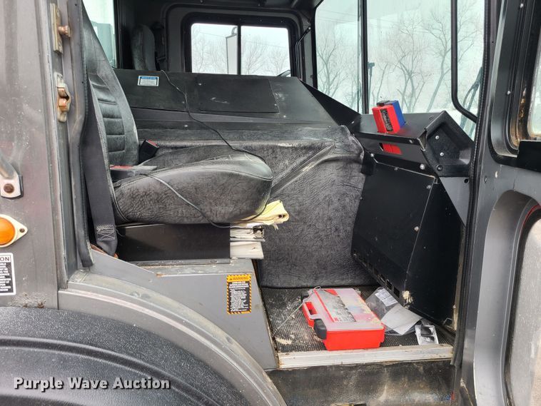 image for item LH9956 2007 Mack MR688S  material conveyor truck