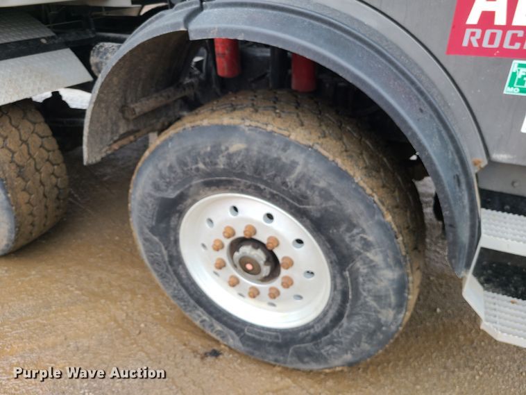 image for item LH9956 2007 Mack MR688S  material conveyor truck