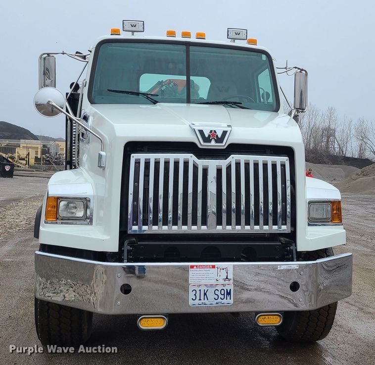 image for item LH9960 2014 Western Star 4700SB  crane truck