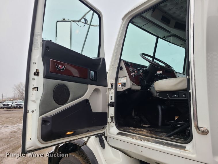 image for item LH9960 2014 Western Star 4700SB  crane truck