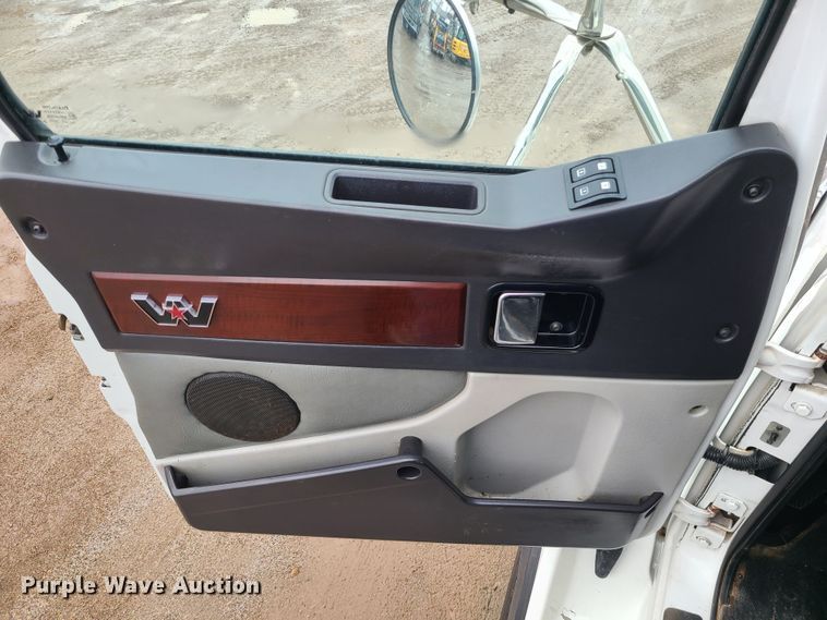 image for item LH9960 2014 Western Star 4700SB  crane truck