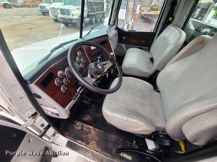 image for item LH9960 2014 Western Star 4700SB  crane truck