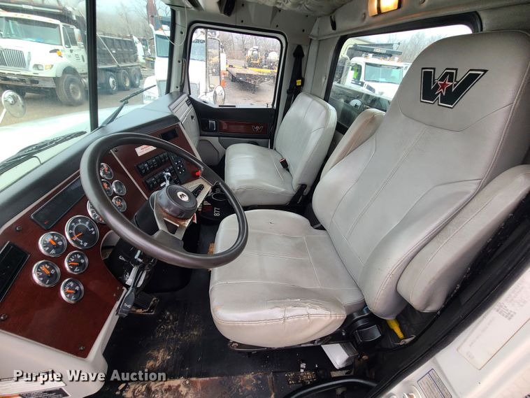 image for item LH9960 2014 Western Star 4700SB  crane truck